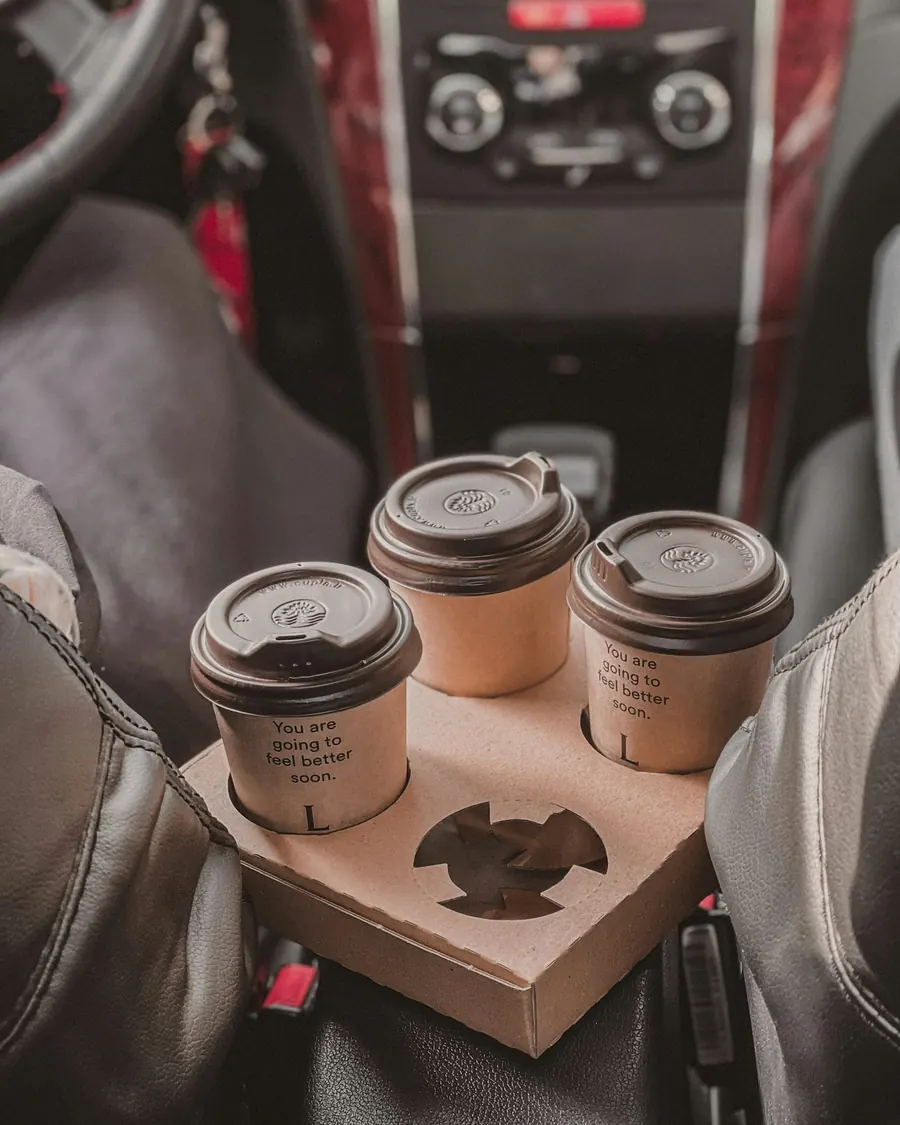 Getränkehalter aus Karton mit drei Kaffeebechern